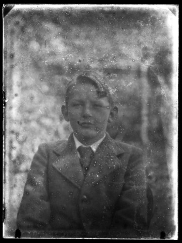 Portrait de jeune garçon vu de face