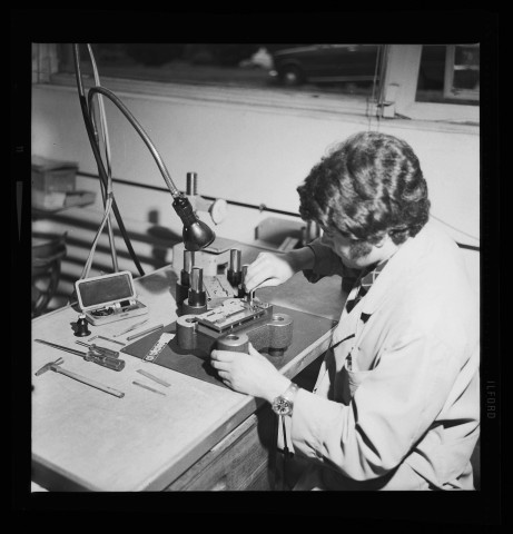 39MDT28 - Usine de Palente, poste de travail "terminaison d'outil" : négatif (noir et blanc).