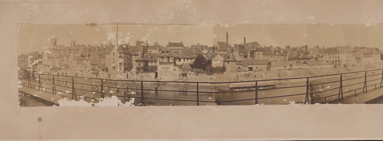 Photographie panoramique de l'actuel quai de Strasbourg prise depuis le quai Vauban vers 1860.