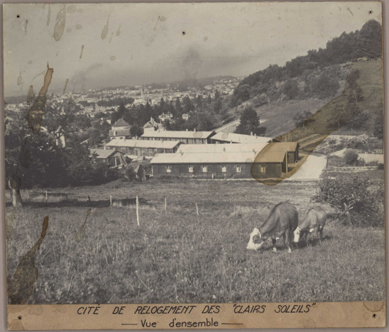 Bâtiments communaux, bâtiments scolaires, équipements du service des eaux et de l'assainissement, travaux d'urbanisme et de voirie : tirages photographiques positifs noir et blanc collés sur support bois (documents non datés, années 1950-1960) :
- cité de Palente, esquisse (2 pièces)
- "le logis bisontin", aménagement d'un lotissement (6 pièces)
- cité de relogement des Clairs Soleils, construction de bâtiments préfabriqués (3 pièces)
- cité de relogement des Clairs Soleils, aménagement de la voirie (1 pièce)
- construction de logements avenue Gaulard, bâtiment D. de Hugo (3 pièces)