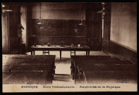 Besançon - Ecole professionnelle - Amphithéâtre de Physique [image fixe] , Mâcon : Phot. J. Combier :, 1930/1940
