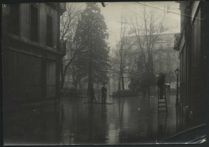 MAUVILLIER, Emile. Besançon. Inondations janvier 1910, rue Morand, square Saint-Amour [carte postale d'après la photo PH 262]