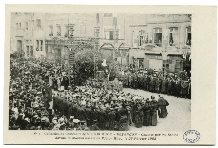 Besançon - Cantate par les écoles devant la maison natale de Victor Hugo, le 26 février 1902 [image fixe] , 1902/1903