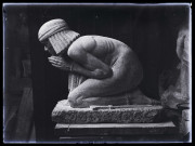 Groupe sculpté "Isaac", profil gauche, photographié dans l'atelier