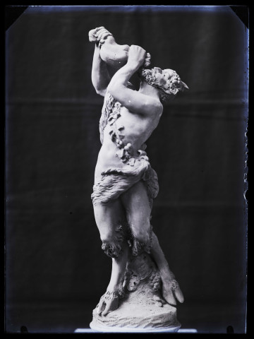 Satyre buvant à une outre de Clodion photographié dans l'atelier