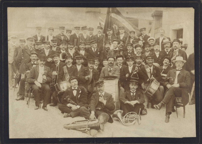 Photographie de la fanfare de l'Harmonie Nautique.
