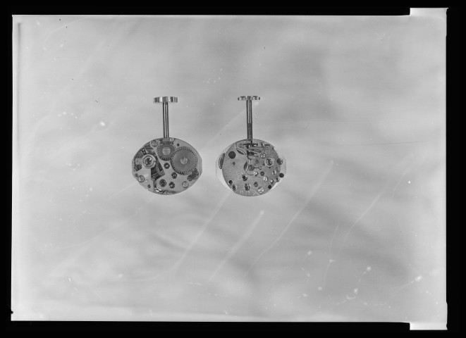 39MDT288 - Mouvements de montres électroniques : négatif (noir et blanc).