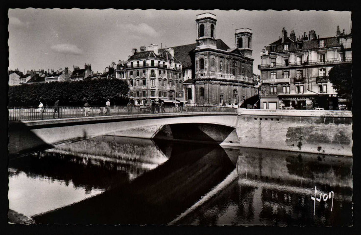 Besançon (Doubs) - Le pont Battant et l'Eglise Sainte-Madeleine [image fixe] , Paris : " Les Editions d'Art Yvon " - 15, rue Martel, 1950/1960
