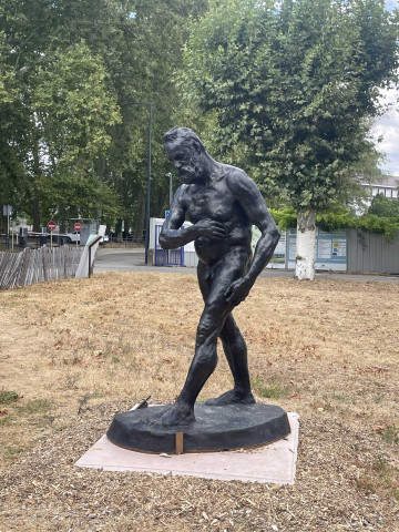Statue ; Victor Hugo nu debout