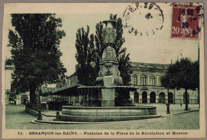 Fontaine de la place de la Révolution et musées.