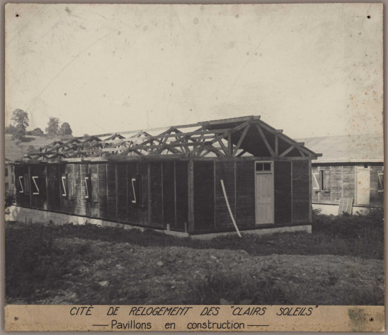 Bâtiments communaux, bâtiments scolaires, équipements du service des eaux et de l'assainissement, travaux d'urbanisme et de voirie : tirages photographiques positifs noir et blanc collés sur support bois (documents non datés, années 1950-1960) :
- cité de Palente, esquisse (2 pièces)
- "le logis bisontin", aménagement d'un lotissement (6 pièces)
- cité de relogement des Clairs Soleils, construction de bâtiments préfabriqués (3 pièces)
- cité de relogement des Clairs Soleils, aménagement de la voirie (1 pièce)
- construction de logements avenue Gaulard, bâtiment D. de Hugo (3 pièces)