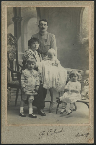 CABOUD, Fr. Famille lors du baptême du bébé (homme debout, légion d'honneur, 30e RI, femme assise, 3 enfants)