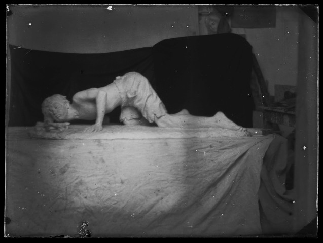 Groupe sculpté (Narcisse ?) photographié dans l'atelier