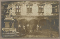 Besançon - Inondations de Janvier 1910 - Le Palais Granvelle. Campement des Chevaux du 5è d'Artillerie. [image fixe] , 1904/1910