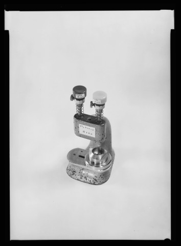 39MDT97 - Potence R100 : négatif (noir et blanc).