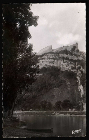 Besançon-les-Bains (Doubs). La Citadelle, côté de Tarragnoz [image fixe] , Besançon : Péquignot Editeur, 1950/1970
