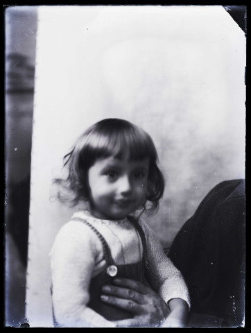 Portrait flou d'un jeune enfant posant dans l'atelier