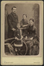 Mauvillier, Emile. Couple et deux enfants (un garçon, une fillette tenant un cerceau)