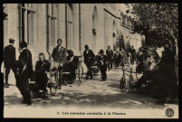 Les malades conduits à la Piscine. [image fixe] , Dijon : Bauer-Marchet et Cie Dijon (dans un cercle), 1904/1912