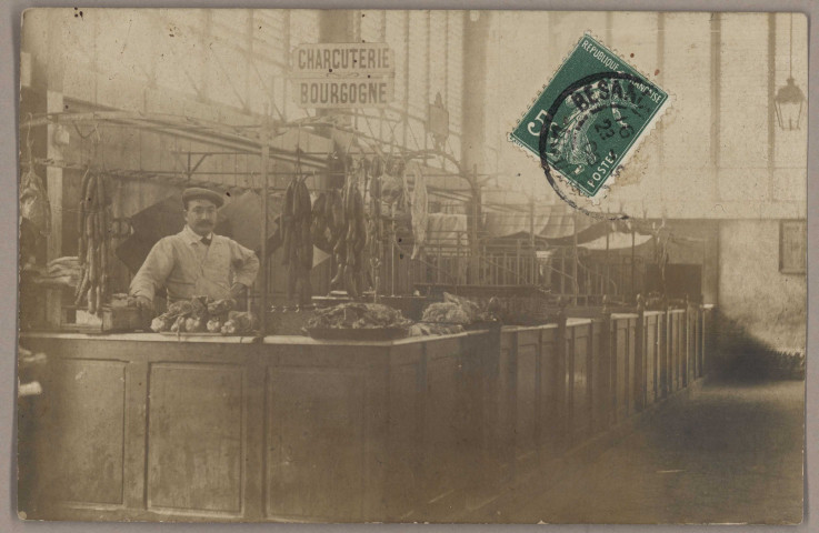 [Etal d'un charcutier à l'intérieur du marché couvert de Besançon à l'enseigne "Charcuterie. Bourgogne"] [image fixe] , Besançon : Teulet, 1904/1908