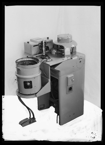 39MDT335 - Alimentation automatique Schaublin, machines siglées SOC (Société Ornanaise de Construction Mécanique) : négatif (noir et blanc).