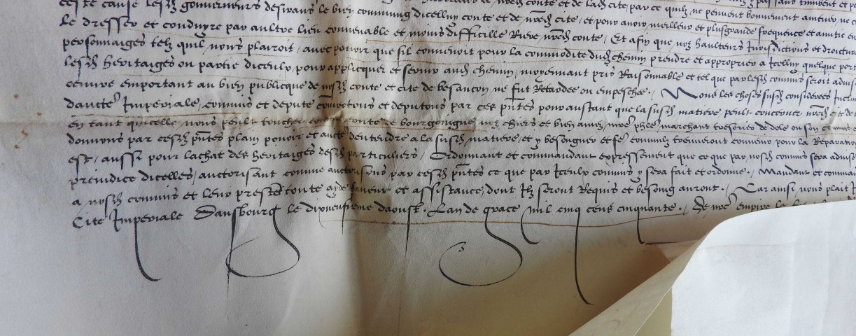 Chemins publics et grandes routes :
- Ordonnances de Charles Quint permettant l'expropriation des terrains nécessaires à l'amélioration ou à la réfection du chemin du Mont Dart (1550) avec sceau de Charles Quint en cire rouge, dans un étui.
- Ordonnances de la municipalité et des intendants de la province pour la répartition entre les habitants des corvées à faire sur les grandes routes.
- Réclamations des corvéables et jugements de l'intendance à ce sujet.
- Plans et devis d'une rectification de la route de Morre (1774).
- Plantation d'arbres sur le bord des grandes routes par les soins des riverains : diverses ordonnances à ce sujet.