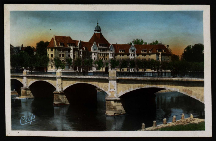 Besançon. - Le pont et la cité universitaire [image fixe] , Strasbourg : Real Photo C. A. P., 1930/1944