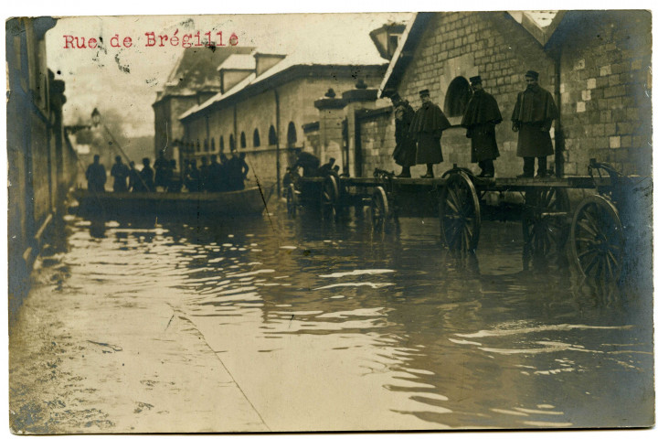 Rue de Brégille [Besançon. Inondations de 1910] [image fixe] , 1910