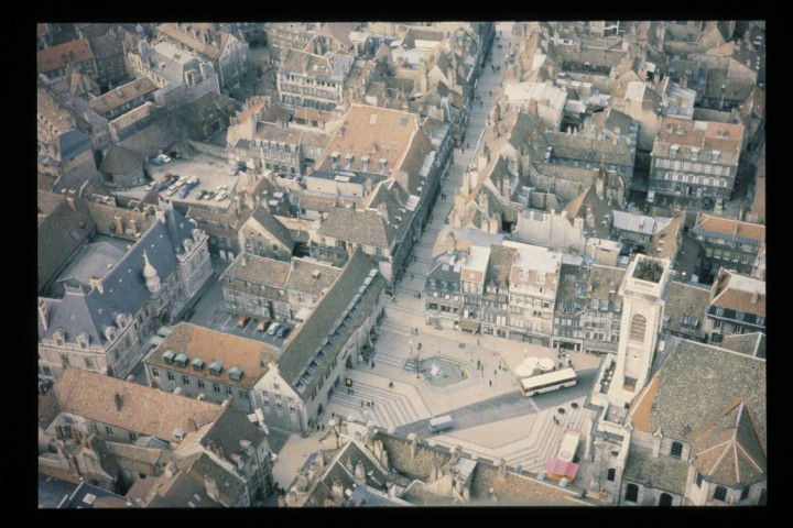 Vues aériennes de la Boucle et de Battant, de Palente (avec Lycée Pergaud), Planoise en construction, ancienne usine des Compteurs, Saint-Ferjeux, Saint-Claude, zone industrielle des Tilleroyes.