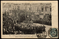 Besançon - Cantate par les écoles devant la Maison natale de Victor Hugo, le 26 février 1902 [image fixe] , Besançon, 1902