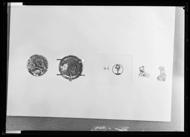 39MDT59 - Mouvement de montre non identifié avec un éclaté de ses composants : négatif (noir et blanc).