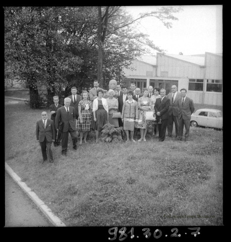 39MDT444 - Photos de groupes devant le buste d'Emmanuel Lipmann : négatif (noir et blanc).