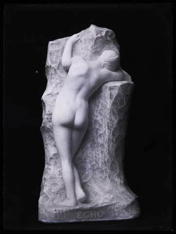 Groupe sculpté "Echo pleurant" photographié dans l'atelier