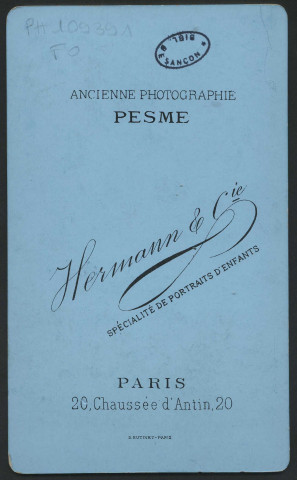 HERMANN et Cie. Garçon debout adossé à une colonne