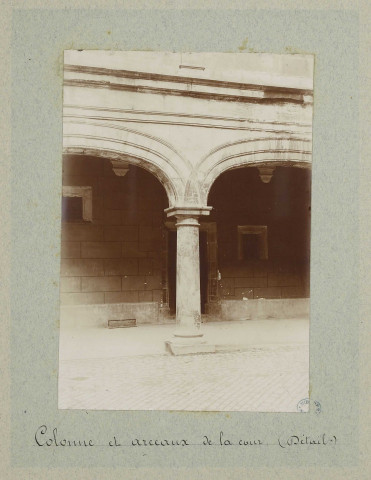 [Palais Granvelle] [image fixe] : Colonne et arceaux de la cour (détail) , 1900-1950