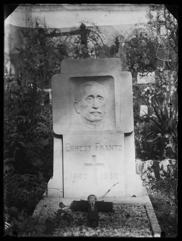 Photographie de la stèle funéraire d'Ernest Frantz (1840-1930)