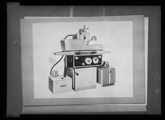 39MDT33 - Machine siglée LIP : négatif (noir et blanc).