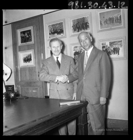 39MDT407 - Visite des locaux et exposition-vente de montres à l'attention du personnel : négatif (noir et blanc).