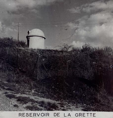 Bâtiments communaux, bâtiments scolaires, équipements du service des eaux et de l'assainissement, travaux d'urbanisme et de voirie : tirages photographiques positifs noir et blanc collés sur support bois (documents non datés, années 1950 et 1960)
- station de pompage de Saint Jean, salle des pompes (1pièce)
- station de pompage de Fort Griffon, vue extérieure (1 pièce)
- station de pompage de Fort Griffon, salle des pompes (1 pièce)
- Réservoir de Fort Griffon, vue de la place sous laquelle se trouve le réservoir (1 pièce)
- réservoir de Morre, vue extérieure (1 pièce)
- feu de signalisation, carrefour avenue Fontaine Argent / rue de la Mouillère (2 pièce)
- feu de signalisation, avenue des Abattoirs, au niveau du Pont Canot (1 pièce)
- feu de signalisation, carrefour rue de la Préfecture, rue Mégevand (1 pièce)
- rue du Commandant Guey, aménagement (1 pièce)