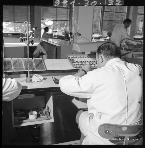 39MDT461 - Ouvrières et d'ouvriers à leurs postes de travail dans l'usine de Palente : négatif (noir et blanc).