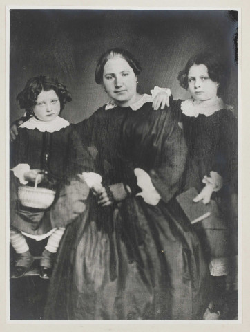 [Madame Proudhon et ses filles] [image fixe] 1840/1850