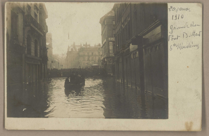[Besançon - Inondations du 20 Janvier 1910 - La Grande-Rue, vue du Pont Battant]. [image fixe] , 1904/1910