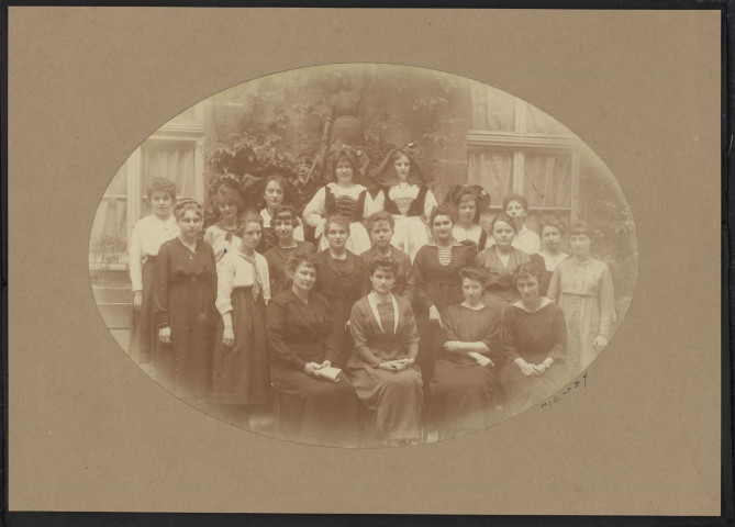 Personnel et élèves de l'école ménagère Jeanne d'Arc : photographie de groupe noir et blanc [1905-1921]. Photographie de Meusy.