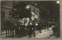 [Besançon - Cavalcade du 29 mai 1927]. [image fixe] , Besançon : Photographie Mauvillier Palais Granvelle, Besançon, 1904/1927
