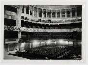 [Théâtre de Besançon] [image fixe] : vue intérieure de la salle / Studio Meusy Besançon , 1900/1950