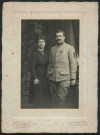 Mauvillier, Emile. Couple (femme tenant le dossier d'une chaise et militaire médaillé au col n° 216)