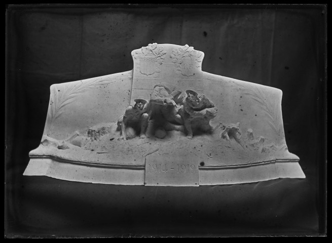 Maquette pour le monument aux morts de Morteau photographiée dans l'atelier