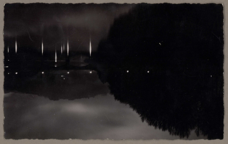 Besançon la nuit - Les Vieux Remparts et le Pont Canot. [image fixe] , Dole : " Les Editions de l'Est", E. Protet, 15, rue du Parlement, Dole (Jura)., 1938/1950