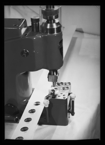 39MDT347 - Outillage siglé SOC (Société Ornanaise de Construction Mécanique) : négatif (noir et blanc).