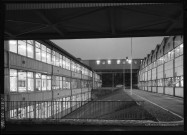 39MDT383 - Usine Lip de Palente, vue de deux ateliers de part et d'autre de la passerelle : négatif (noir et blanc)